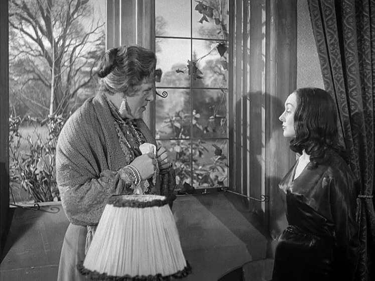 Alastair Sim y Betty Ann Davies en the-belles-of-st-trinian-s