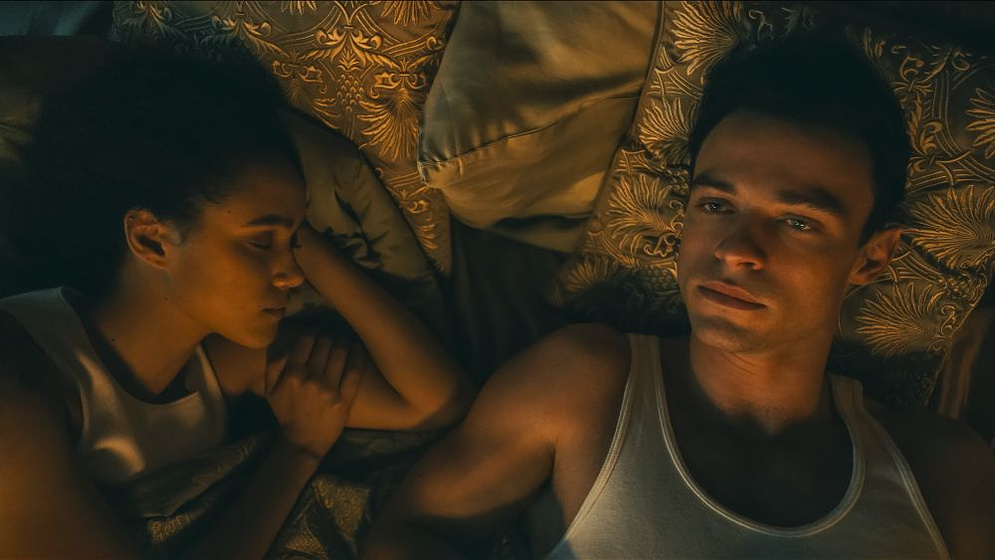 Nathalie Emmanuel y Thomas Doherty en La Invitación