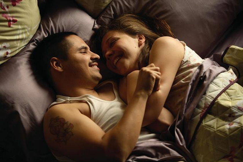 Maggie Gyllenhaal y Michael Peña en World Trade Center