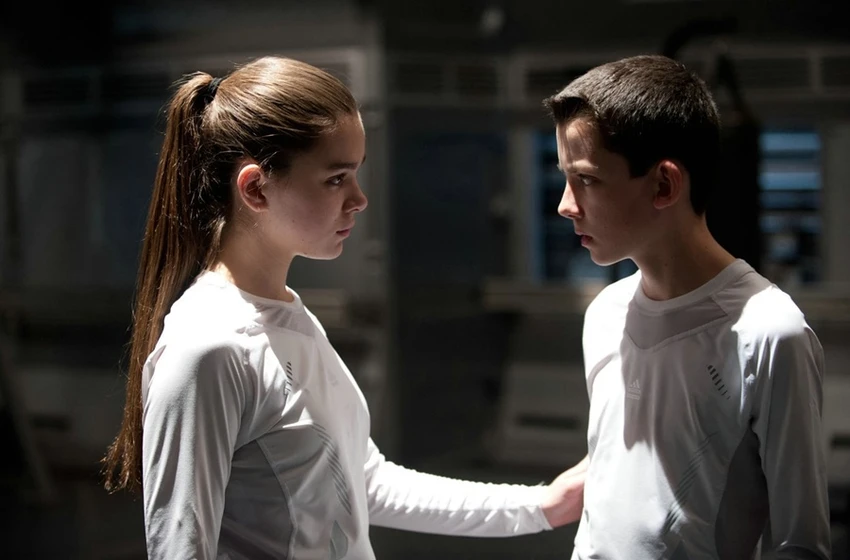 Asa Butterfield y Hailee Steinfeld en El Juego de Ender