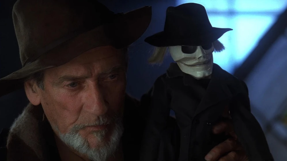 Guy Rolfe en la-venganza-de-los-munecos-2-puppet-master-iii