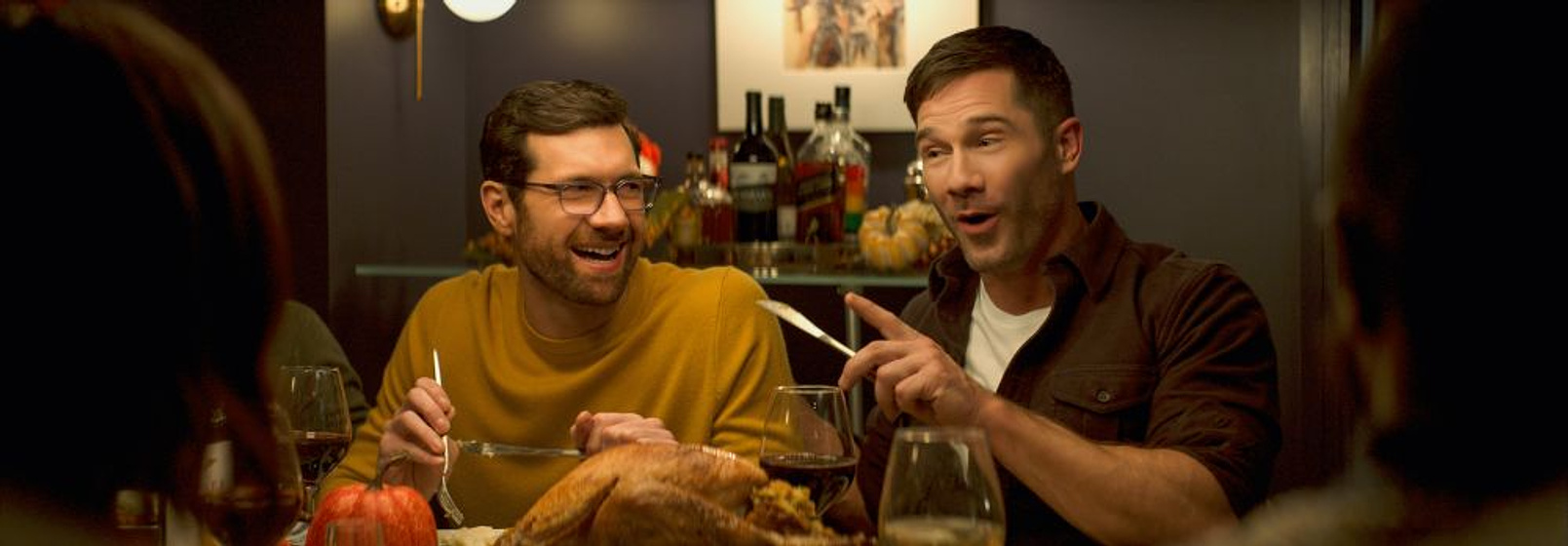 Luke Macfarlane y Billy Eichner en Bros. Más que Amigos