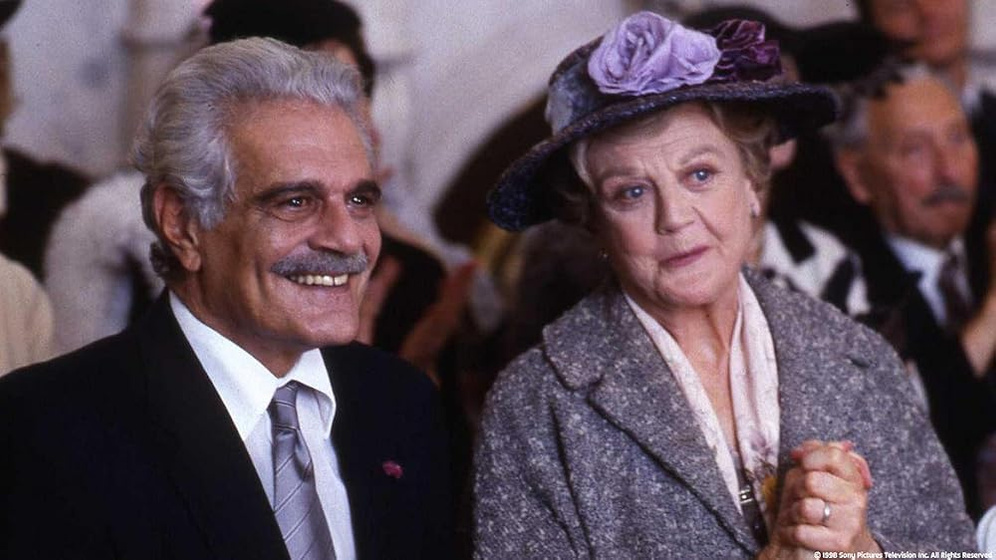 Omar Sharif y Angela Lansbury en la-senora-harris-va-a-paris