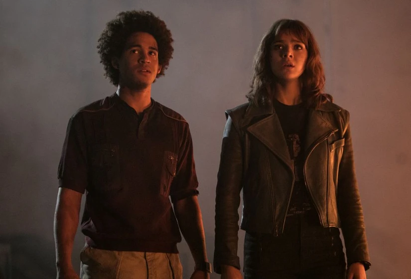 Hailee Steinfeld y Jorge Lendeborg Jr. en bumblebee
