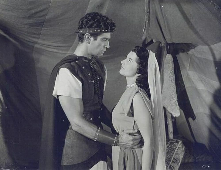 Margia Dean y George Nader en los-pecados-de-jezabel