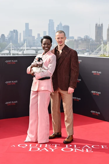 Lupita Nyong'o y Joseph Quinn en un-lugar-tranquilo-dia-uno (Mayo 2024)