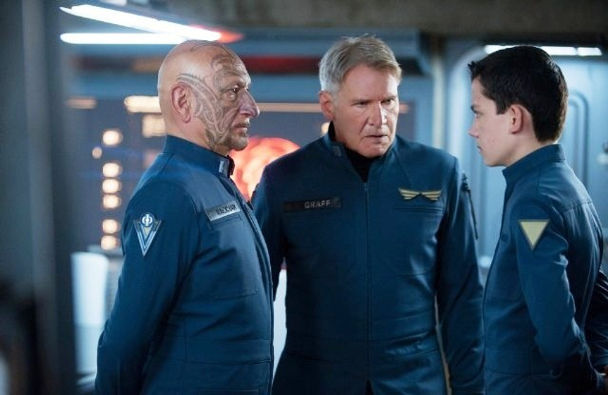 Harrison Ford [I], Ben Kingsley y Asa Butterfield en El Juego de Ender