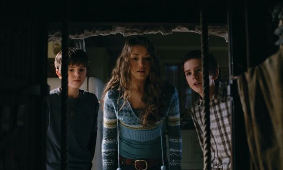 Sarah Bolger y Freddie Highmore en Las Crónicas de Spiderwick