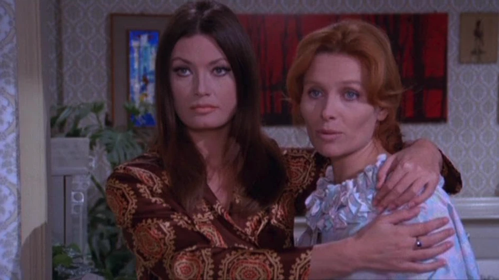 Erika Blanc y Marisa Mell en bella-rica-con-leve-defecto-fisico-busca-alma-gemela