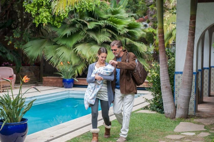 Pierce Brosnan y Jessica Alba en el-marido-de-mi-hermana