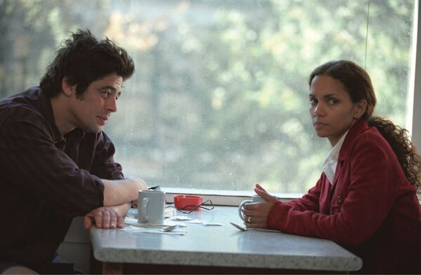 Halle Berry y Benicio Del Toro en Cosas que Perdimos en el Fuego