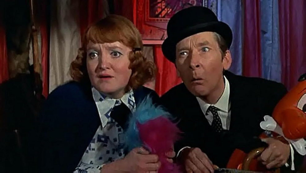 Kenneth Williams y Patsy Rowlands en hagalo-a-su-manera