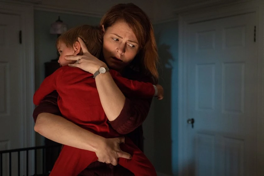 Amy Seimetz y Lucas Lavoie en cementerio-de-animales