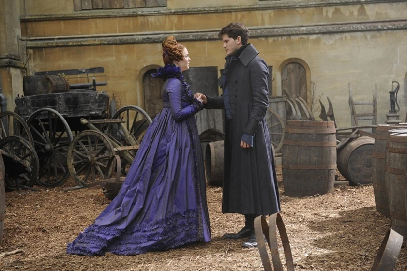 Holliday Grainger y Jeremy Irvine en grandes-esperanzas-2012