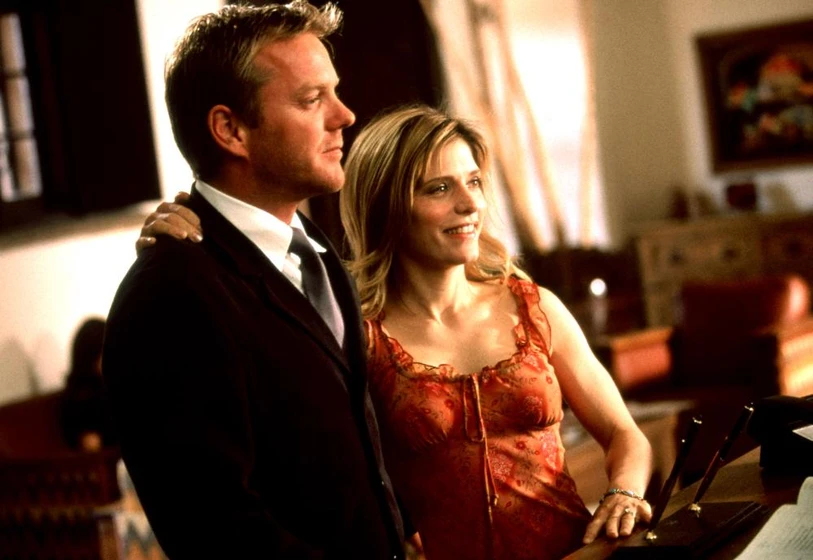 Kiefer Sutherland y Melora Walters en balas-en-el-desierto