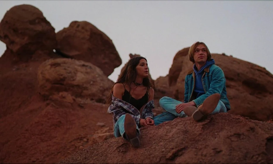 Charlie Plummer y Eve Lindley en national-anthem