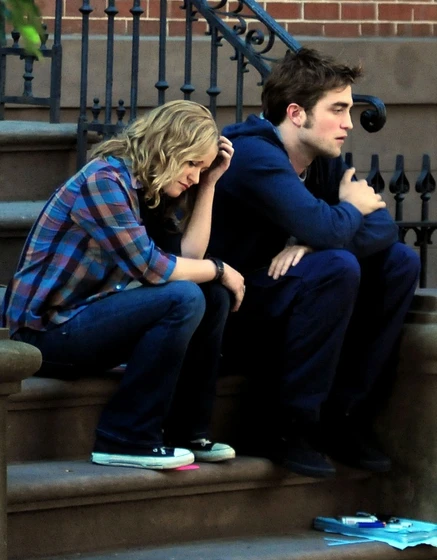 Robert Pattinson y Emilie de Ravin en Recuérdame
