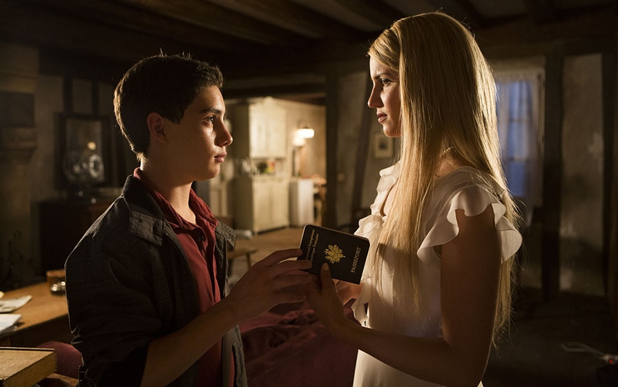 Dianna Agron y John D'Leo en Malavita