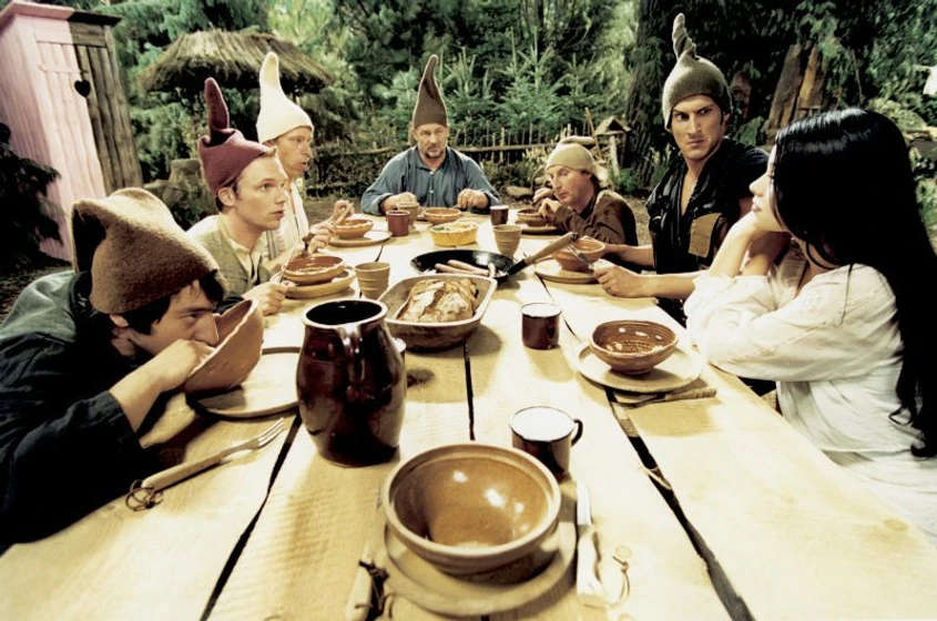 Imagen de 7-dwarves-men-alone-in-the-woods
