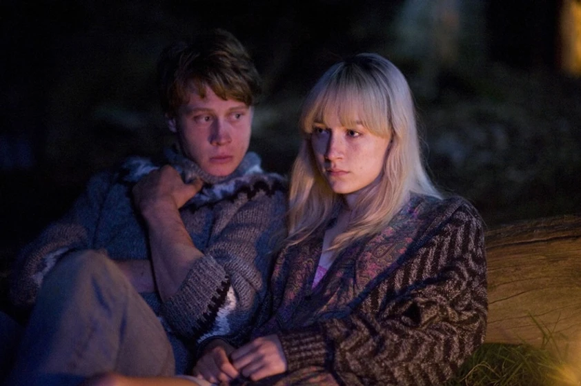 George MacKay y Saoirse Ronan en mi-vida-ahora