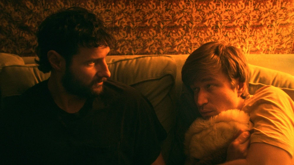 Jacob Roberts y Avery Merrifield en knowing-me-knowing-you