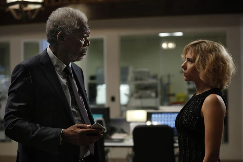 Morgan Freeman y Scarlett Johansson en lucy-2014