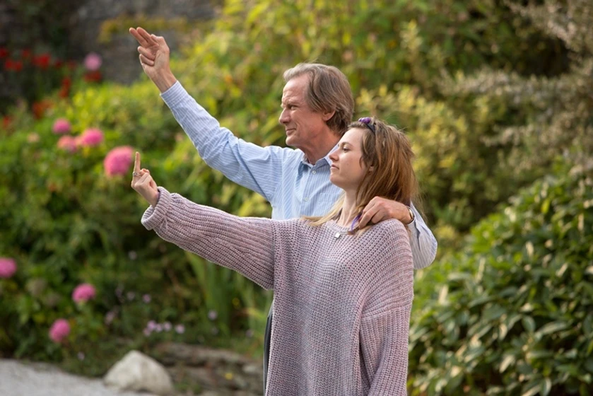 Bill Nighy y Lydia Wilson en Una Cuestión de Tiempo