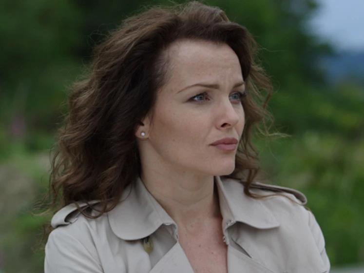 Dina Meyer en mentiras-en-la-red