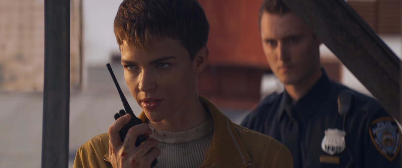 Ruby Rose y Jamie Satterthwaite en The Doorman