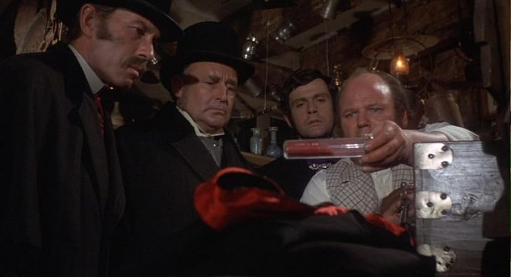 Geoffrey Keen, Roy Kinnear, John Carson y Ralph Bates en el-poder-de-la-sangre-de-dracula