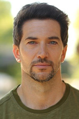 picture of actor Luke Roberts