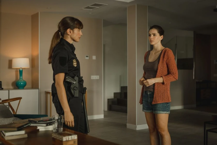 Verónica Echegui y Gabriela Andrada en objetos
