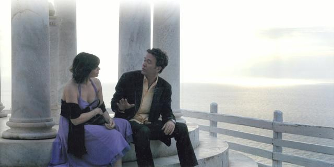 Timothy Hutton y Georgia Mackenzie en La Caja Kovak