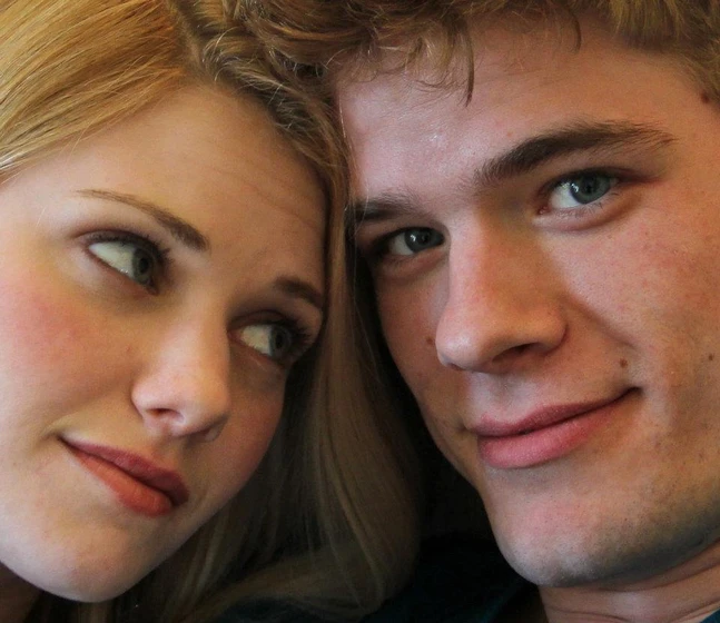 Andy Fischer-Price y Amanda Bauer en traicion-a-los-17