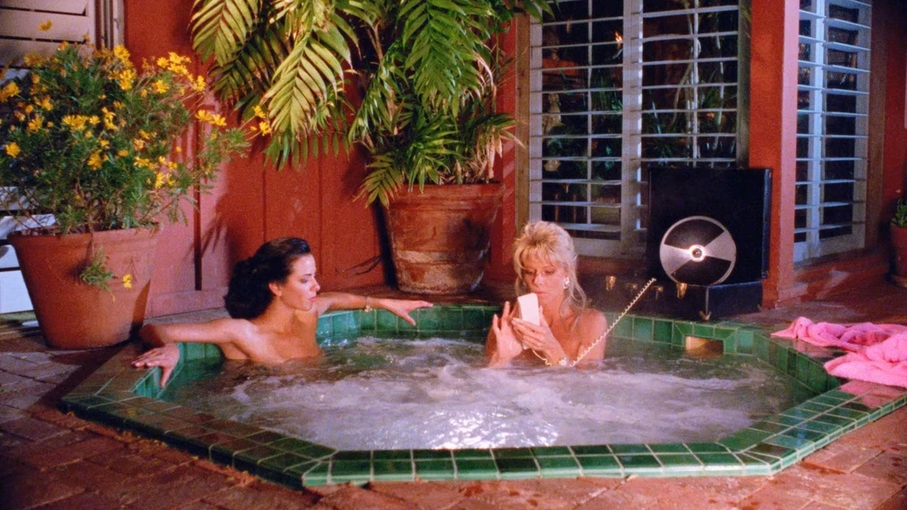 Dona Speir y Roberta Vasquez en conexion-hawai