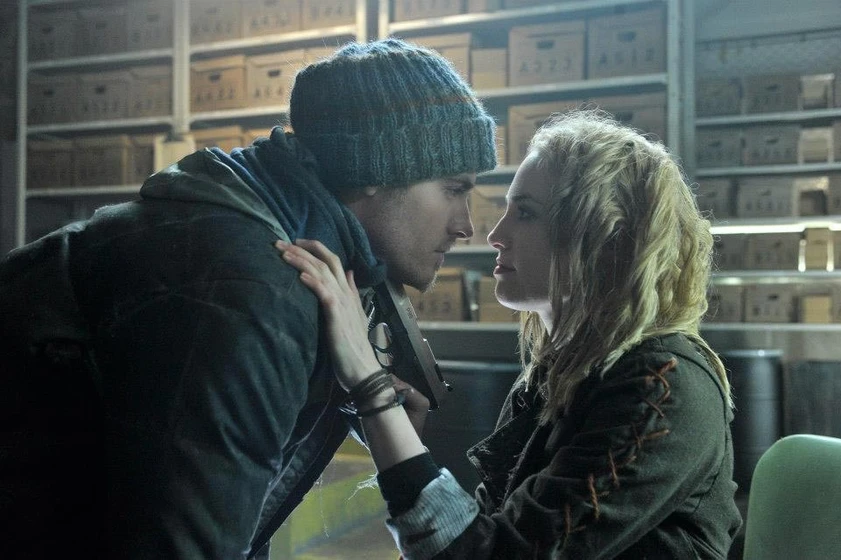 Kevin Zegers y Charlotte Sullivan en colonia-v
