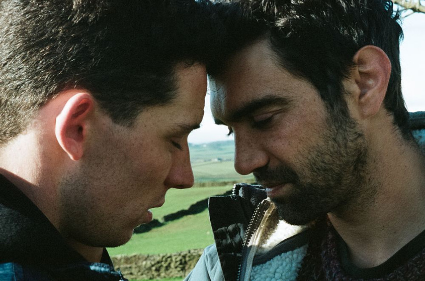 Josh O'Connor y Alec Secareanu en Tierra de Dios