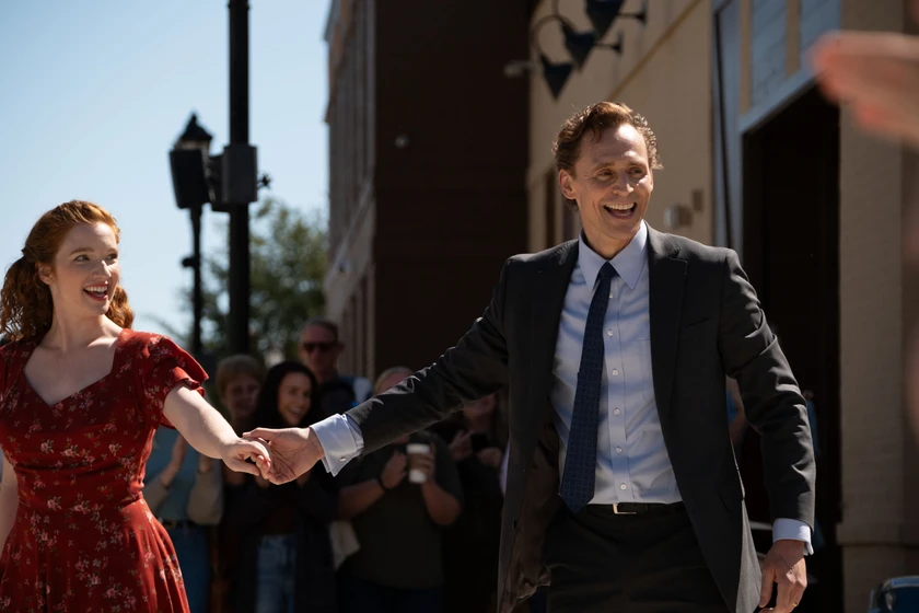Tom Hiddleston y Annalise Basso en la-vida-de-chuck