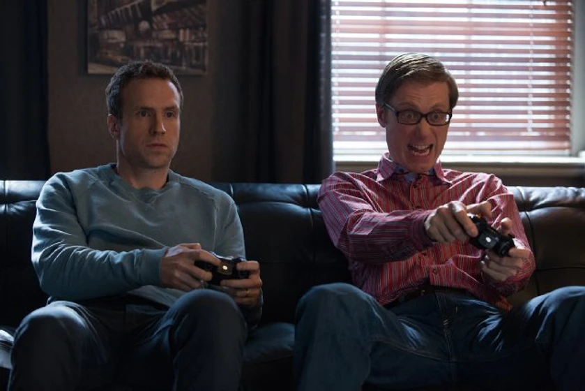 Rafe Spall y Stephen Merchant en les-doy-un-ano