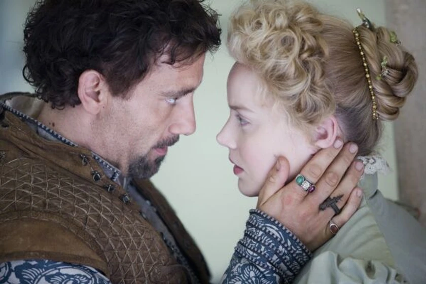 Clive Owen y Abbie Cornish en elizabeth-la-edad-de-oro