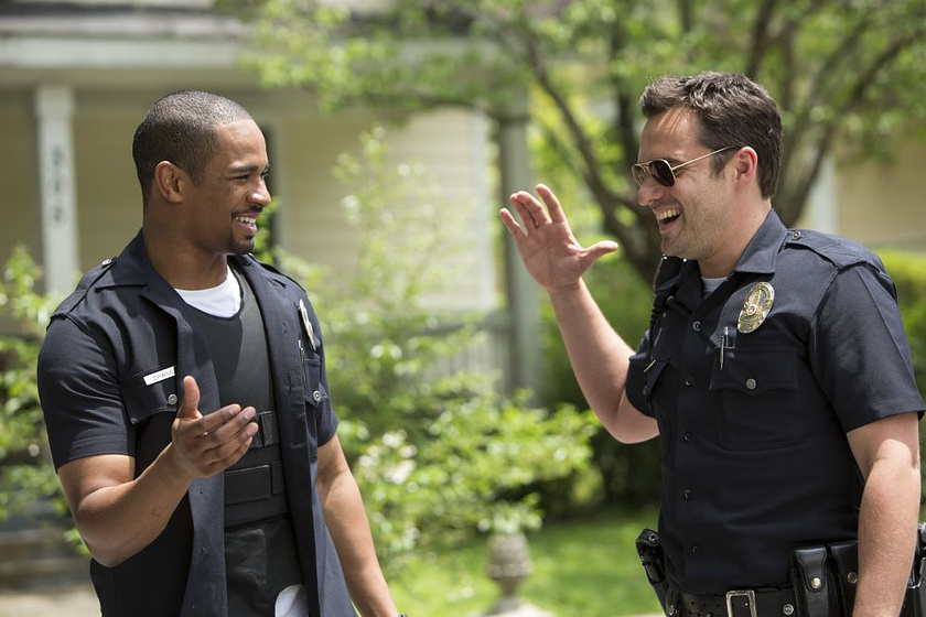 Jake Johnson y Damon Wayans Jr. en Vamos de Polis