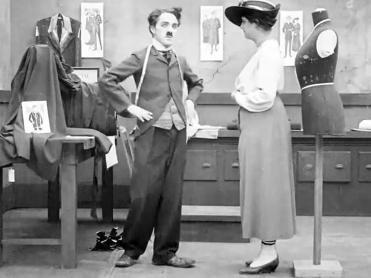 Charles Chaplin en charlot-sastre-de-senoras