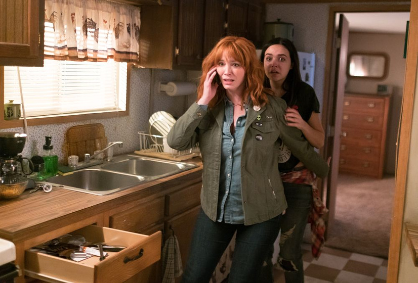 Bailee Madison y Christina Hendricks en Los Extraños. Cacería Nocturna