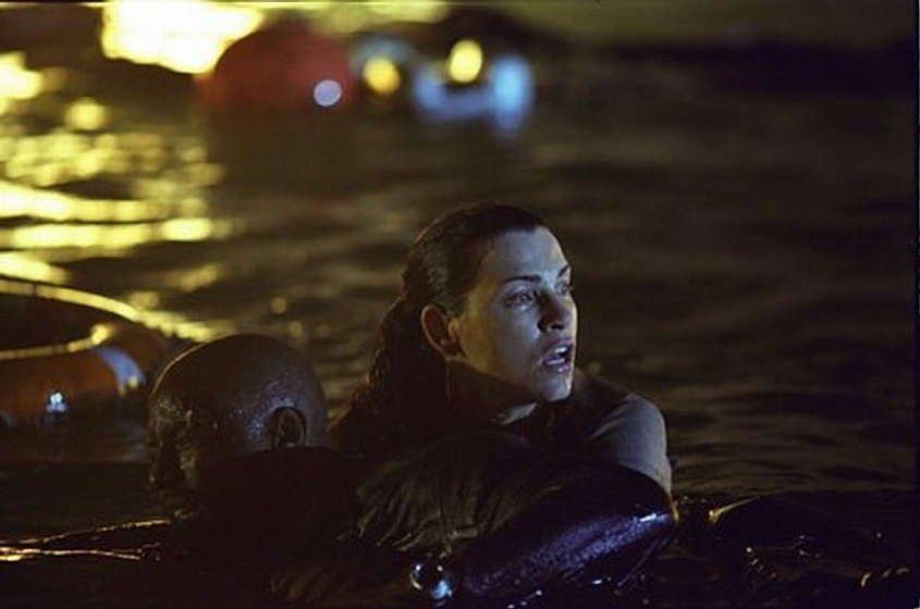 Isaiah Washington y Julianna Margulies en Ghost Ship. Barco Fantasma