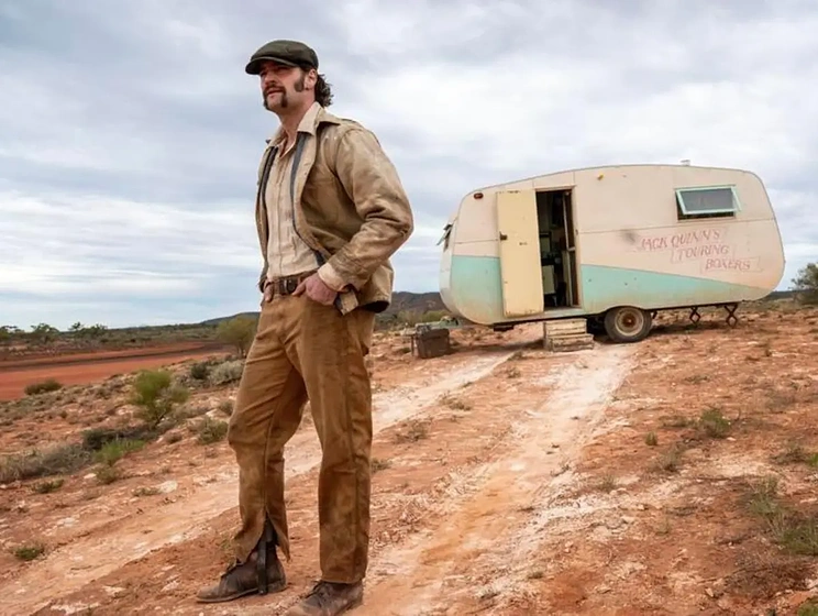 Tom Bateman en kid-snow