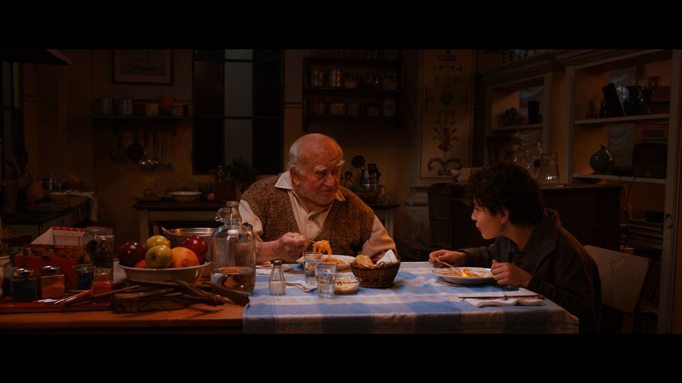 Edward Asner y David Mazouz en El Inventor de Juegos