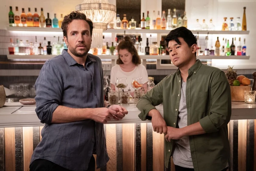 Rafe Spall y Ronny Chieng en un-pequeno-contratiempo
