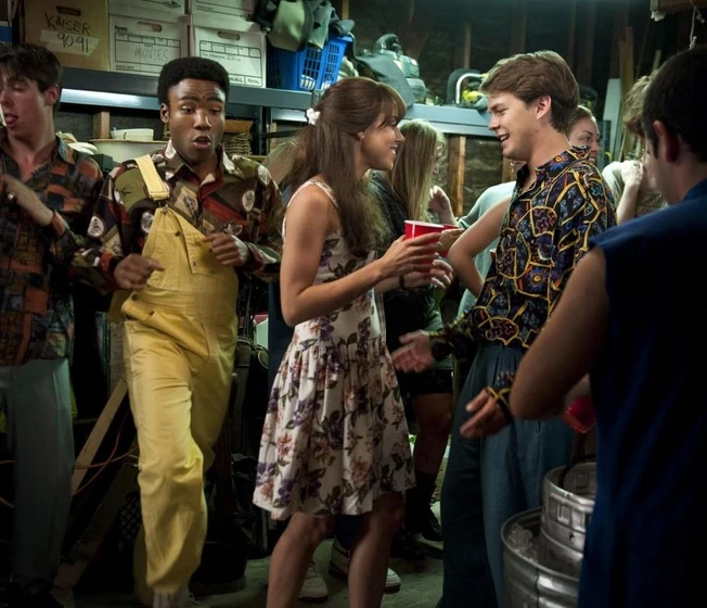 Johnny Simmons, Aubrey Plaza y Donald Glover en cosas-que-hacer-antes-de-los-18