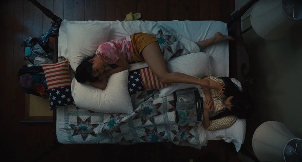 Sandra Oh y Awkwafina en la-reina-de-los-concursos