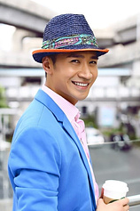 picture of actor He Shengming